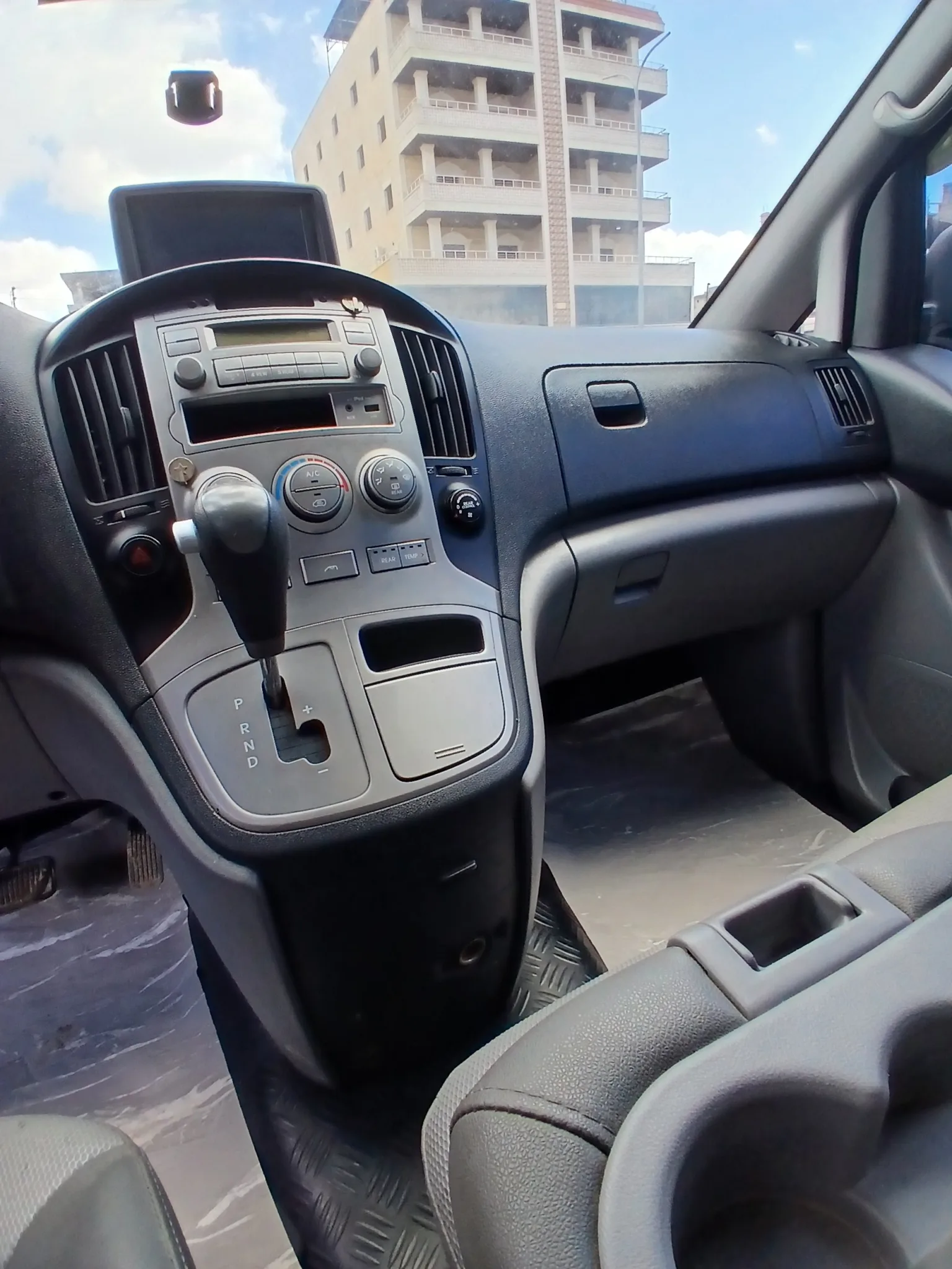 kilometrage car sale hyundai h 1 standard van used 2011 aleppo zw image