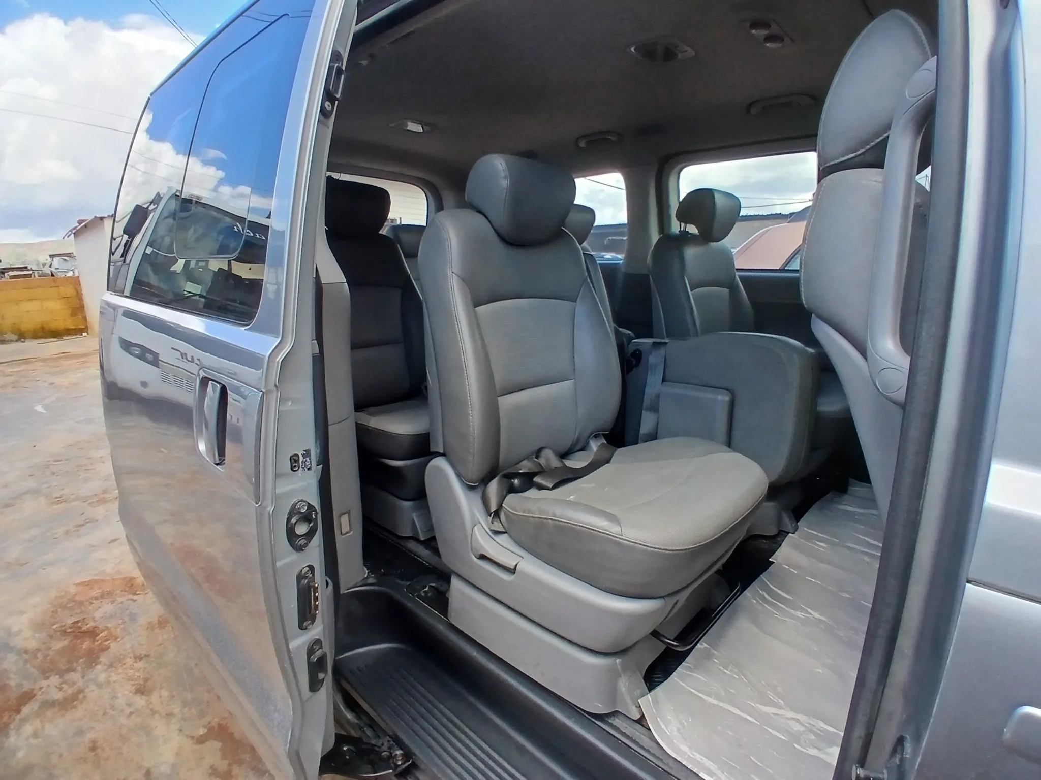 kilometrage car sale hyundai h 1 standard van used 2011 aleppo zw image