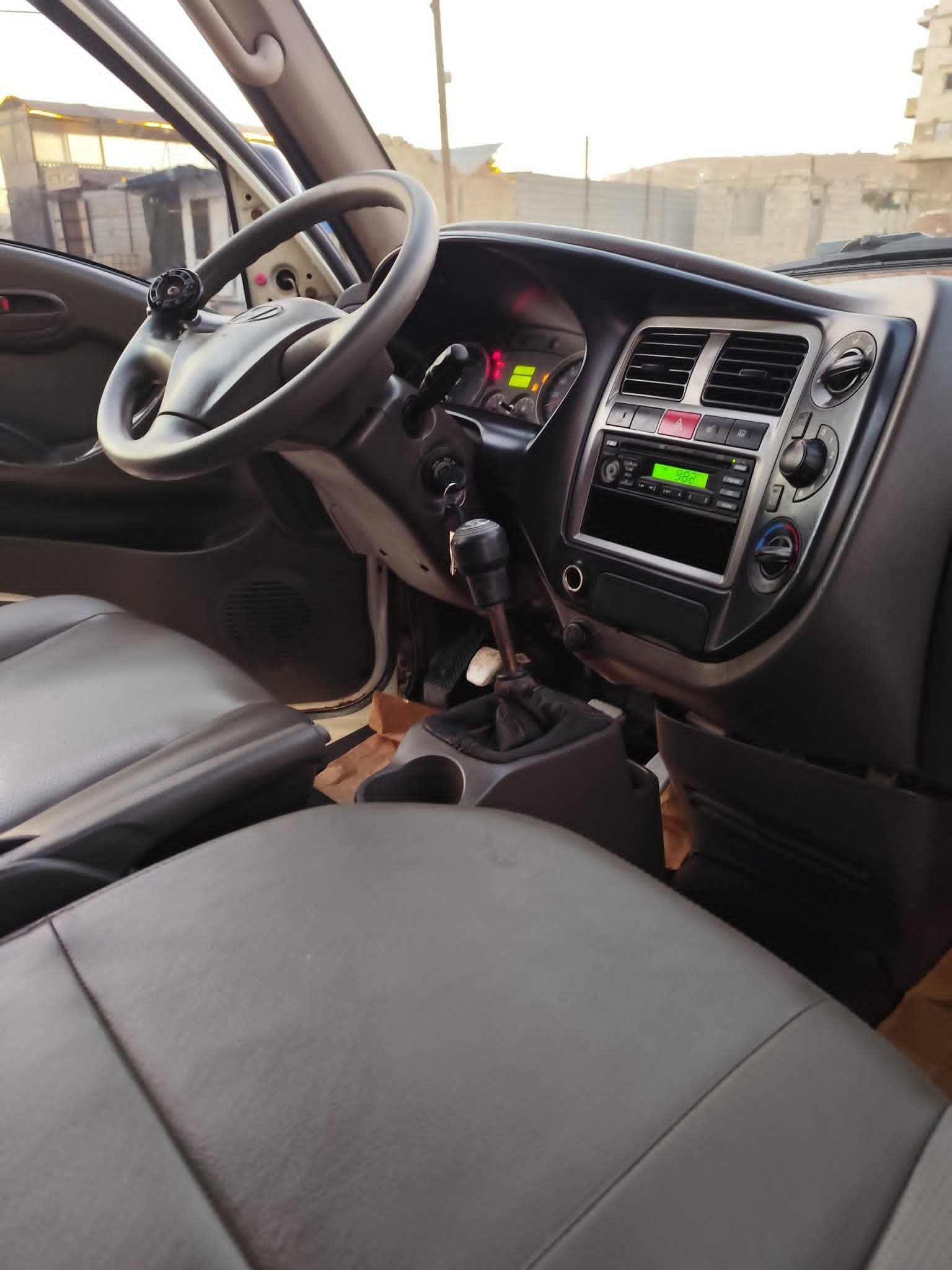 kilometrage car sale hyundai porter 2 crdi cargo truck used 2012 aleppo du image