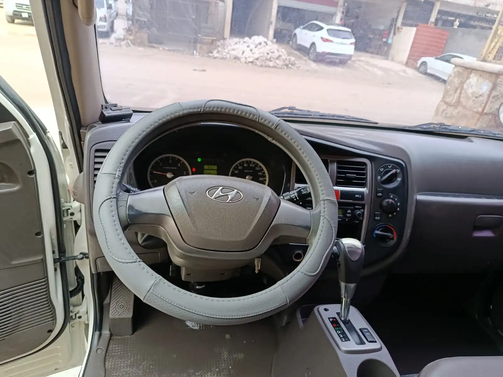 kilometrage car sale hyundai porter ii 2 crdi cargo truck used 2012 aleppo bc image